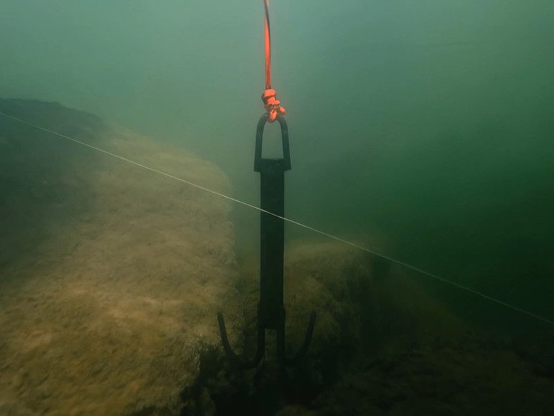 detail Delphin uvolňovací kotva pro montáž HELP