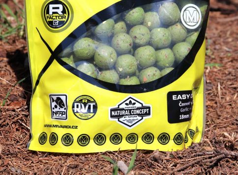 detail Rapid boilies Easy Catch - Česnek & Chilli 950g